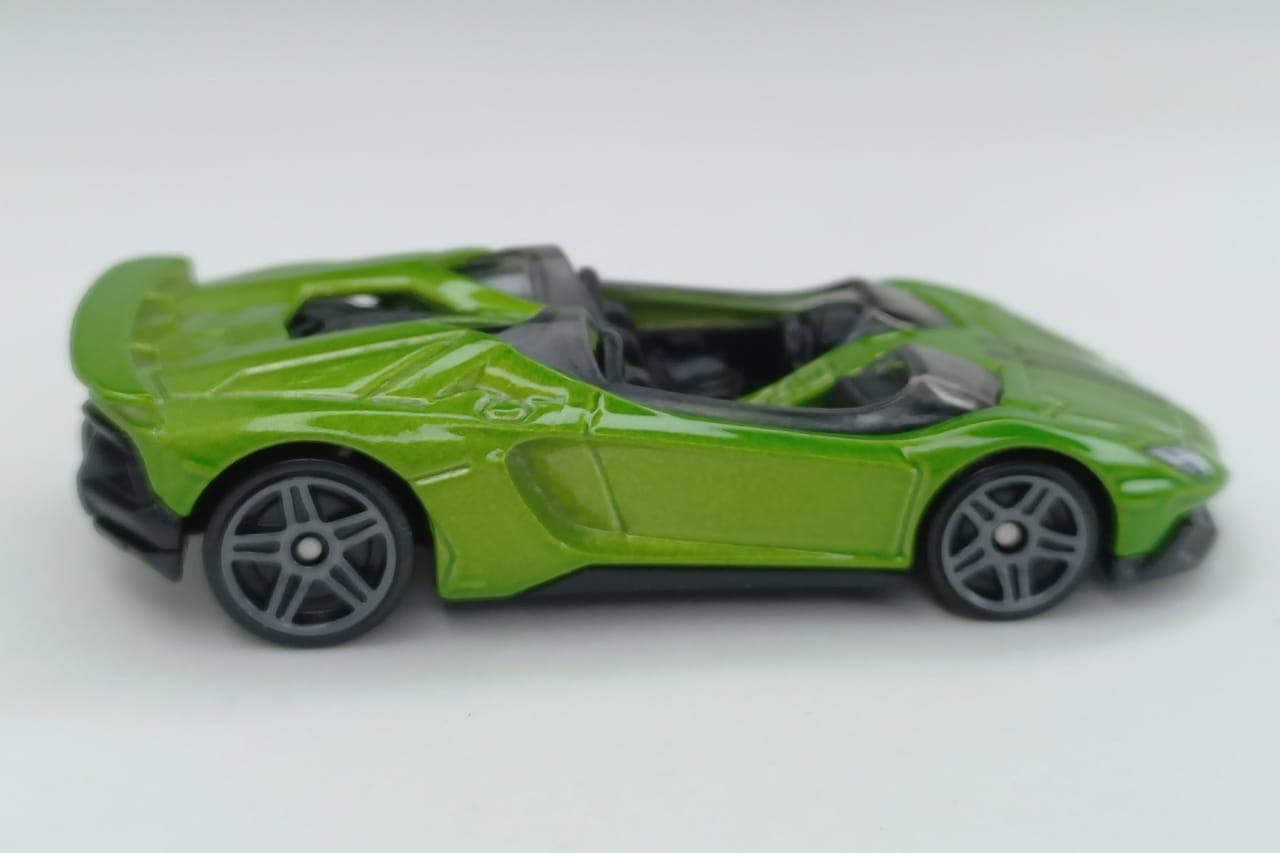 Lamborghini Aventador J 4